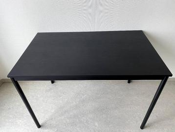 Zwarte eettafel (110x67 cm) beschikbaar voor biedingen