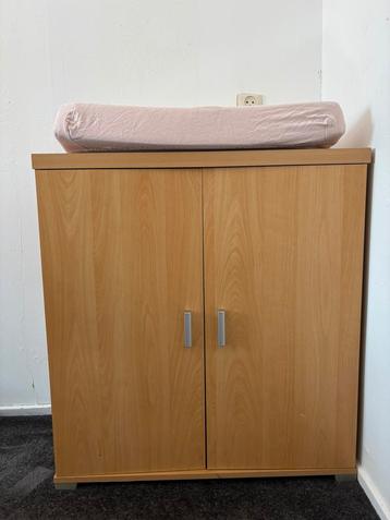 Nette kast/aankleedtafel met deurtjes  beschikbaar voor biedingen