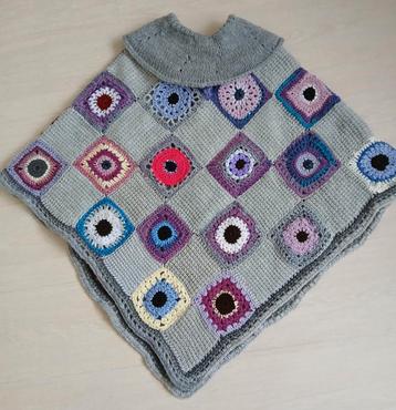 Gehaakte Poncho met Kleurrijke Vierkantjes beschikbaar voor biedingen