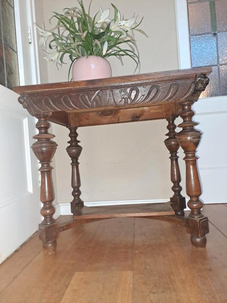 Antiek tafeltje met houtsnijwerk, Antiek en Kunst, Antiek | Meubels | Tafels, Ophalen