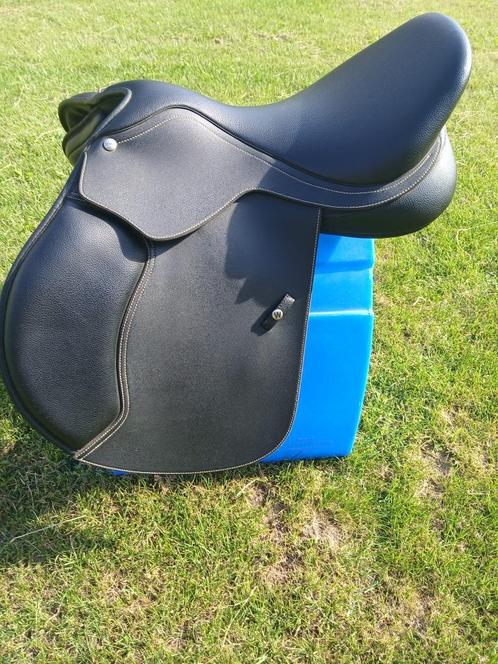 Wintec spring zadel 16,5 inch jump 500 Close Contact Hart, Dieren en Toebehoren, Paarden en Pony's | Zadels, Zo goed als nieuw