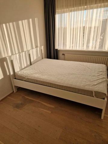 Bed Ikea met nachtkastjes - afbeelding 1