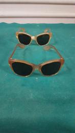 Vintage zonnebril 2 stuks zalmkleurig en beige, Verzamelen, Ophalen of Verzenden