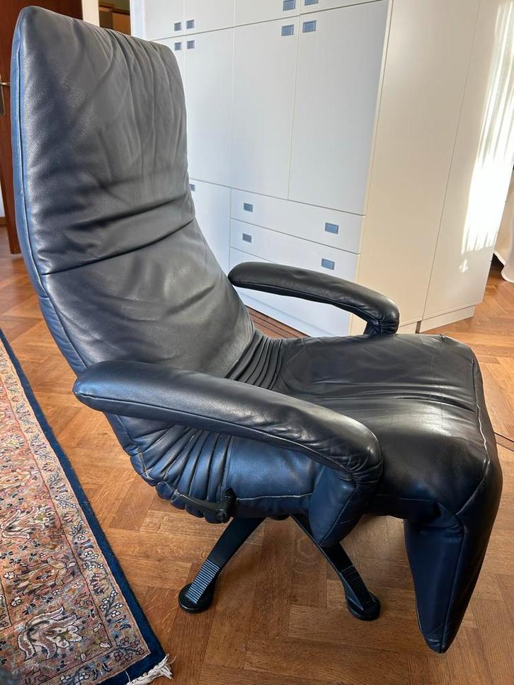 Jori Symphony Relaxfauteuil l blauw leer l roterende voet, Huis en Inrichting, Stoelen, Gebruikt, Eén, Leer, Blauw, Ophalen