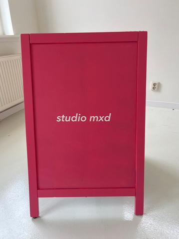 Stoepbord roze beschikbaar voor biedingen
