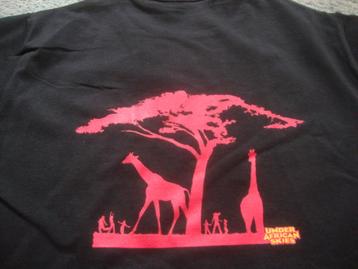 Zwart T-shirt met Afrika print. Under African Skies. Giraf.S beschikbaar voor biedingen
