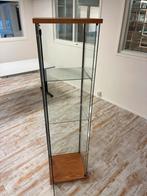 Glazen vitrinekast met houten details, Huis en Inrichting, Ophalen, Met plank(en), Gebruikt, 50 tot 100 cm
