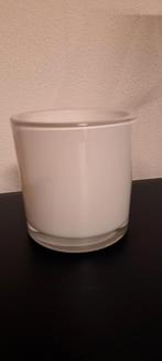 Glazen witte bloempot met sierlijke rand aan de onderkant., Overige materialen, Rond, Nieuw, Ophalen of Verzenden