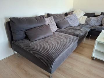 Zeer mooie IKEA Hoekbank + voetenbank beschikbaar voor biedingen