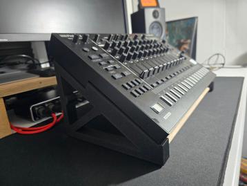 Roland TR-8S Rhythm Performer - inclusief stand beschikbaar voor biedingen
