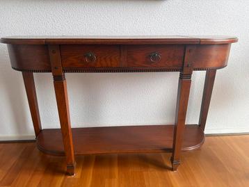 Houten kastje met lades beschikbaar voor biedingen