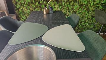 Placemats imitatieleer organische vorm  beschikbaar voor biedingen