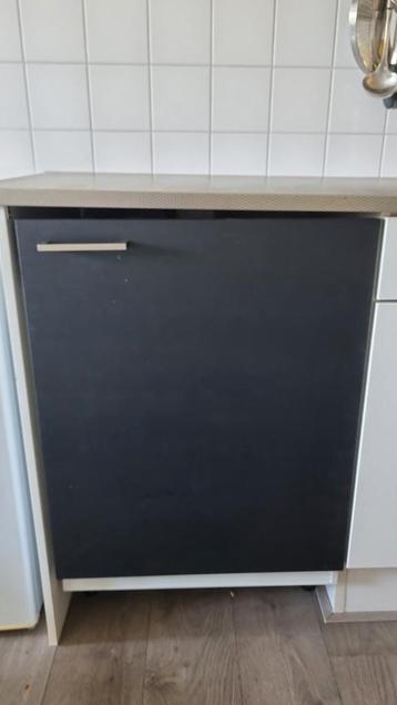 Verhuisverkoop: koelkast, kasten, bureaustoel, router beschikbaar voor biedingen