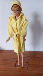 Vintage barbie gele regenjas en regenhoedje jaren 50/60, Verzamelen, Overige Verzamelen, Gebruikt, Ophalen of Verzenden, Barbie kleding
