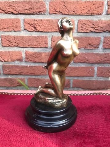 zeer mooi bronzen beeld, knielend naakt beschikbaar voor biedingen
