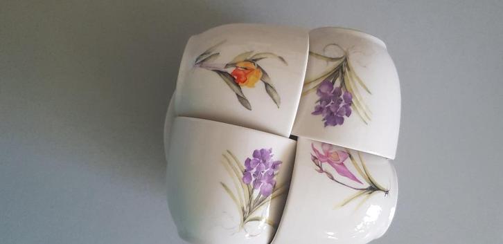 3 kop en schotels met orchideeen, Huis en Inrichting, Keuken | Servies, Nieuw, Kop(pen) en/of Schotel(s), Overige stijlen, Aardewerk