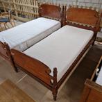 Twee antieke 1 persoons bedden hout, Ophalen