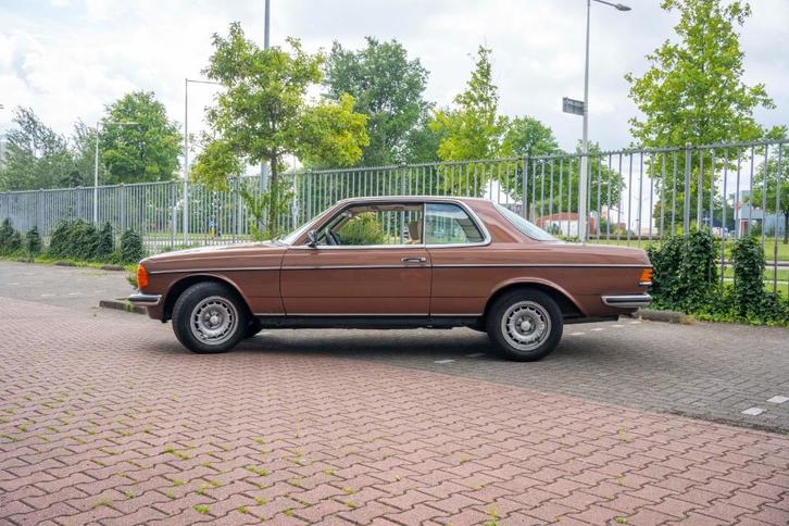 Daimler Benz Daimler-benz 1979 Bruin, Auto's, Overige Auto's, Particulier, Metallic lak, Open dak, Radio, USB, Benzine, Coupé