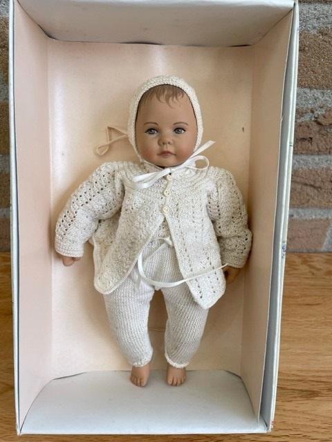 Heidi Ott Die Kleinen Baby met geschilderd haar en wit pakje, Verzamelen, Poppen, Gebruikt, Pop, Ophalen of Verzenden
