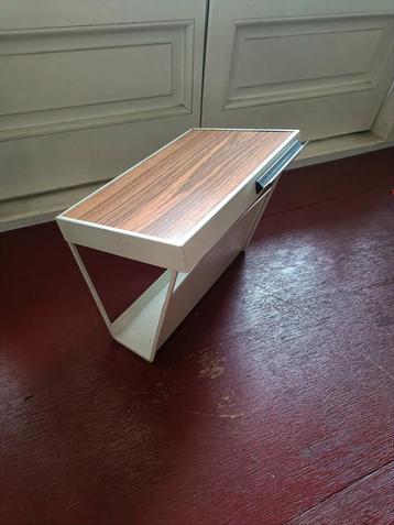 Vintage industrieel krantenbak lectuurbak wandplank tafeltje beschikbaar voor biedingen