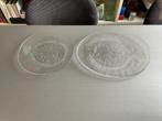 2x Kosta Boda Sweden bord vis Göran Wärff ; ø 26 & 34,5 cm, Antiek en Kunst, Antiek | Glas en Kristal, Ophalen of Verzenden
