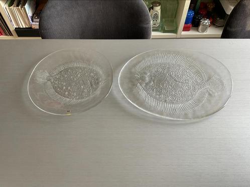2x Kosta Boda Sweden bord vis Göran Wärff ; ø 26 & 34,5 cm, Antiek en Kunst, Antiek | Glas en Kristal, Ophalen of Verzenden