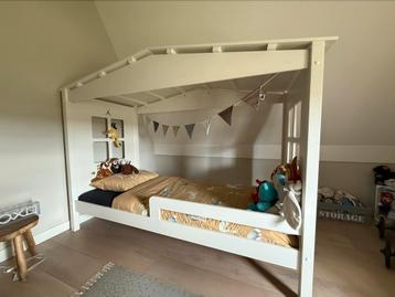 Kinderbed in de vorm van een huisje beschikbaar voor biedingen