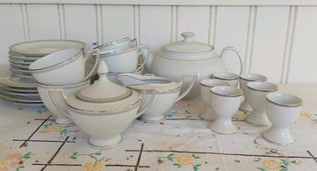 Vintage ontbijtservies, wit met zilveren randjes beschikbaar voor biedingen