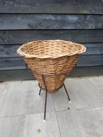 Rieten puntmand in metalen houder - Vintage jaren 60-70, Huis en Inrichting, Ophalen, Gebruikt, Mand, Rond