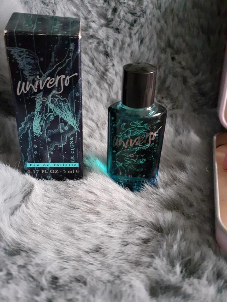 parfumminiatuur met doosje universo coty, Verzamelen, Parfumverzamelingen, Zo goed als nieuw, Miniatuur, Gevuld, Ophalen