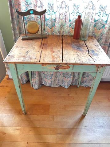 Brocante Houten Bureau. beschikbaar voor biedingen