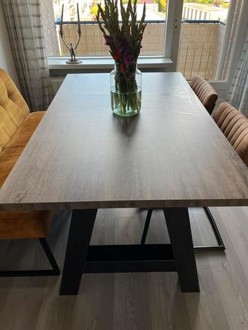 Eettafel, kast, salontafel en tv meubel beschikbaar voor biedingen