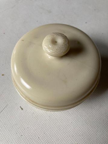 Frans Opaline glas kommetje met deksel. beschikbaar voor biedingen