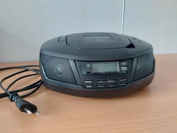 Draagbare radio/CD speler van Xiron. beschikbaar voor biedingen