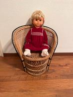 Vintage rotan poppenstoeltje + retro pop – complete set, Verzamelen, Poppenhuizen en Toebehoren, Ophalen, Zo goed als nieuw, Poppenhuis