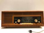 Philips radio. B4D33A . Notenhout, Antiek en Kunst, Antiek | Tv's en Audio, Ophalen of Verzenden