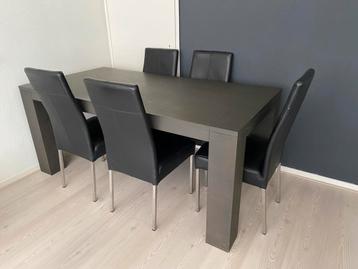 Eettafel met 6 leren stoelen beschikbaar voor biedingen