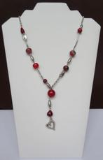 Handgemaakte ketting met rode glaskralen en hanger (14), Nieuw, Ophalen of Verzenden, Rood, Overige materialen