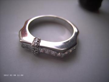 Een mooie Nieuwe Zilveren Ring met Zirkonia steentjes beschikbaar voor biedingen