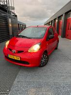 Toyota Aygo 1.0 12V Vvt-i 3DRS MMT 2007 Rood, Auto's, Voorwielaandrijving, Stof, Zwart, 4 stoelen