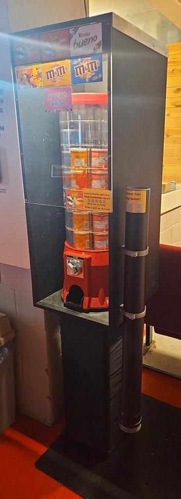 Pringles automaat met omkasting en bekerbuis beschikbaar voor biedingen