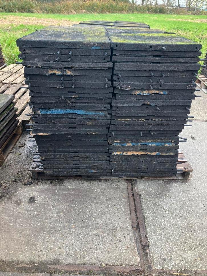 252 vochtdoorlatende rubberen tegels 50x50x4cm, Tuin en Terras, Tegels en Klinkers, Zo goed als nieuw, Overige typen, Rubber, Ophalen