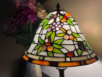 Tiffany tafellamp, lamp met glas in lood kap hoogte 49 cm beschikbaar voor biedingen