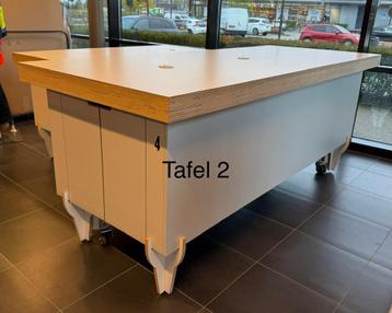 2x Verkoop/showroom/winkel tafel wit beschikbaar voor biedingen