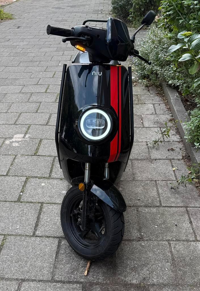 Niu mqi+ sport 2022 brom, Fietsen en Brommers, Snorfietsen en Snorscooters, Zo goed als nieuw, Overige merken, Elektrisch, Ophalen of Verzenden