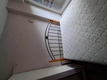 Bed tweepersoons beschikbaar voor biedingen