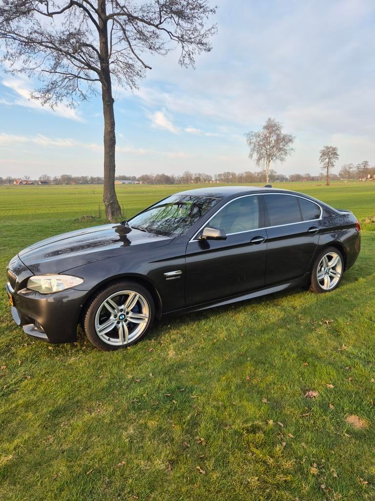 BMW 5-Serie 3.0 535I Xdrive AUT 2012 Grijs, Auto's, Automaat, Lederen bekleding, Zwart, 2000 kg