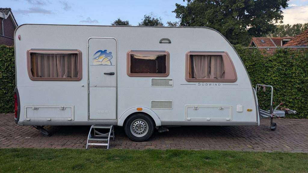 Knaus Sudwind 2004 met mover en Unico Verona luifel, Vast bed, Rondzit, Particulier, Knaus