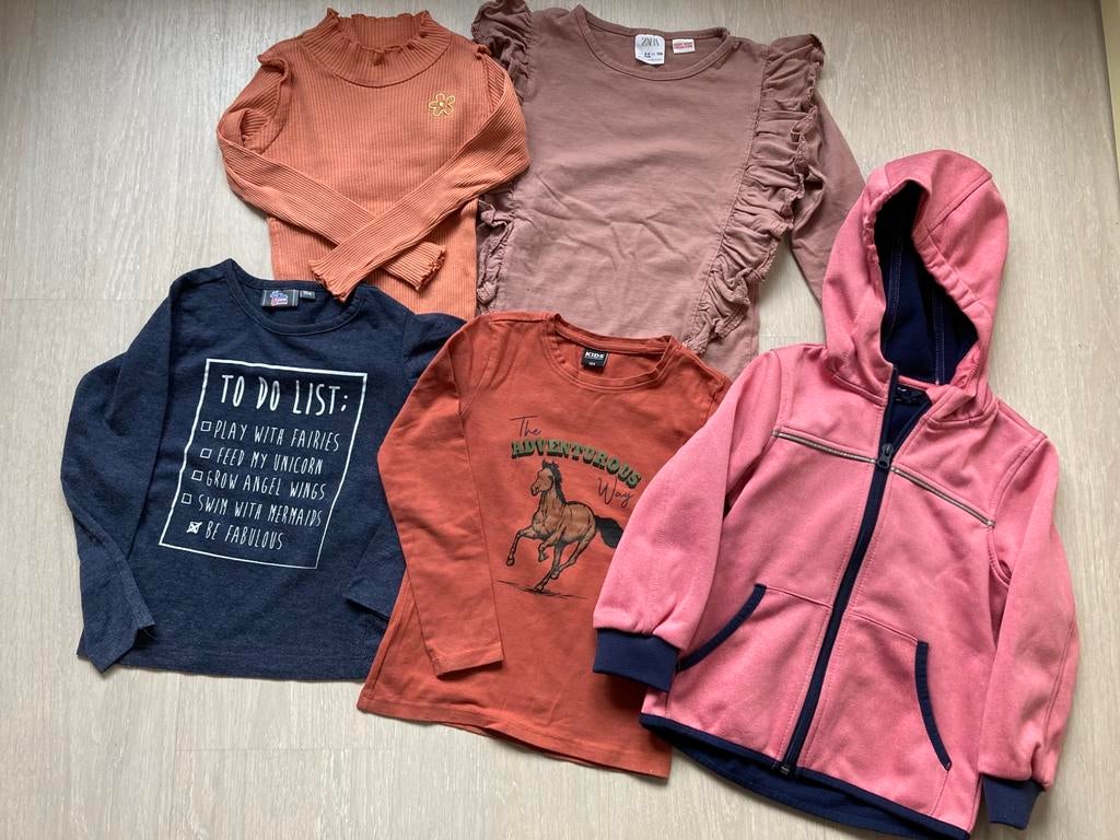 4 shirtjes & vest maat 104, Ophalen of Verzenden, Zo goed als nieuw