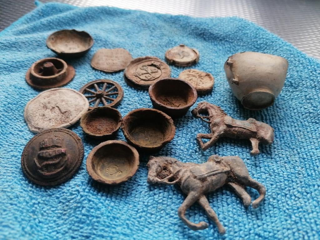 Lot bodemvondsten: Alkmaars lood, speelgoed en meer, Ophalen of Verzenden, Gebruikt